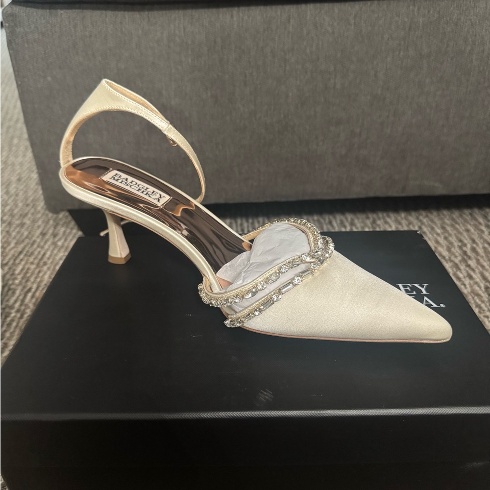 Badgley Mischka Cream Heels Elegant Design